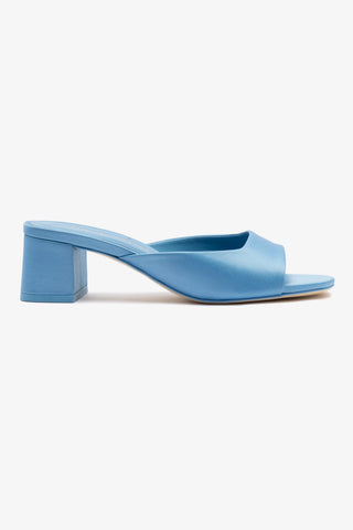 Chloe Gosselin by Studio Larroudé: Mule Anah Cetim Azul