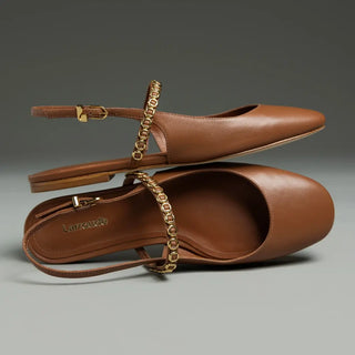 Sapatilha slingback couro caramelo bico fino com corrente dourada e tira ajustável