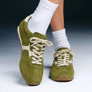 Tênis verde oliva de camurça com cadarço creme e solado de borracha natural