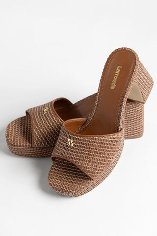 Mule Plataforma Dolly Low Ráfia Caramelo Larroudé