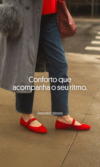 Sapatilha vermelha Verona da Larroudé com tira no peito do pé, usada com calça jeans em um cenário urbano.