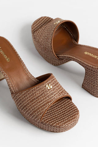 Mule Plataforma Dolly Low Ráfia Caramelo Larroudé