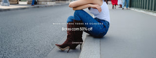 Mulher sentada na rua usando botas marrons de cano alto. Modelos para todas as ocasiões — Botas com 50% off. Comprar agora.