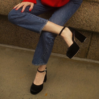 Scarpin plataforma preto camurça salto bloco com tira ajustável no tornozelo usado com jeans