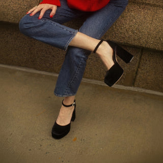 Scarpin plataforma preto camurça salto bloco com tira ajustável no tornozelo usado com jeans