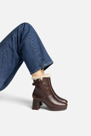 Bota Dolly Verona Low Couro Marrom e Lã Natural Boot Larroudé