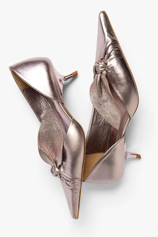 Larroudé by Bruno Frisoni: Scarpin Gigi Couro Champagne Pump Larroudé x Bruno Frisoni