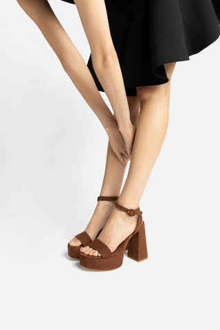 Sandália Plataforma Dolly Camurça Marrom Sandal Larroudé