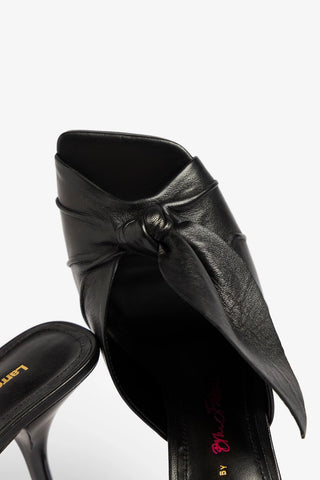 Larroudé by Bruno Frisoni: Mule Gigi Couro Preto Mule Larroudé x Bruno Frisoni