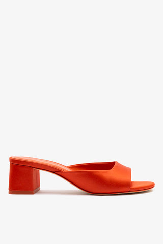 Chloe Gosselin by Studio Larroudé: Mule Anah Cetim Laranja Sandal Larroudé x Chloe Gosselin