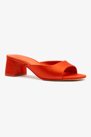 Chloe Gosselin by Studio Larroudé: Mule Anah Cetim Laranja