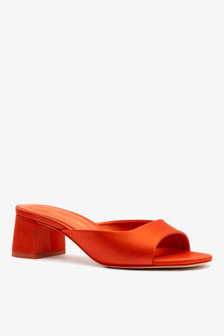 Chloe Gosselin by Studio Larroudé: Mule Anah Cetim Laranja Sandal Larroudé x Chloe Gosselin