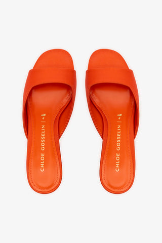 Chloe Gosselin by Studio Larroudé: Mule Anah Cetim Laranja Sandal Larroudé x Chloe Gosselin