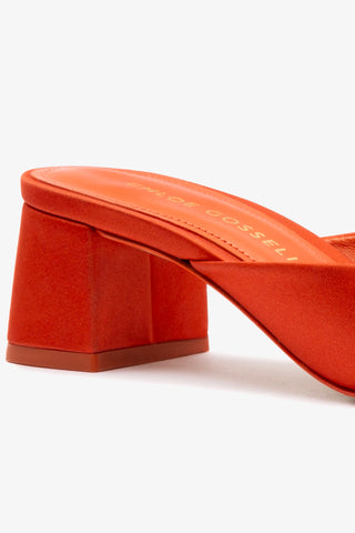 Chloe Gosselin by Studio Larroudé: Mule Anah Cetim Laranja