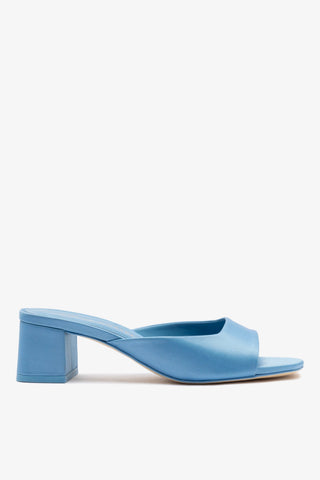 Chloe Gosselin by Studio Larroudé: Mule Anah Cetim Azul