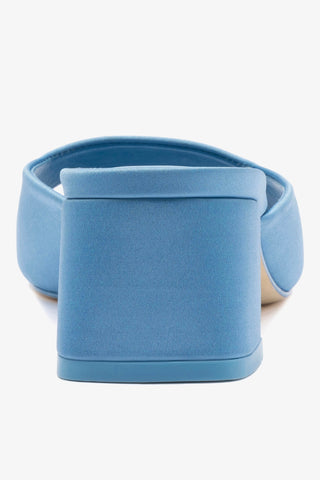 Chloe Gosselin by Studio Larroudé: Mule Anah Cetim Azul