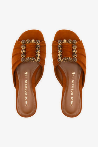 Chloe Gosselin by Studio Larroudé: Flat Nova Camurça Marrom