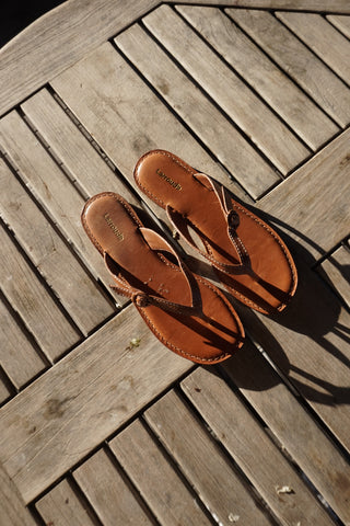 Mary Kate Flat Sandal In Caramel Leather