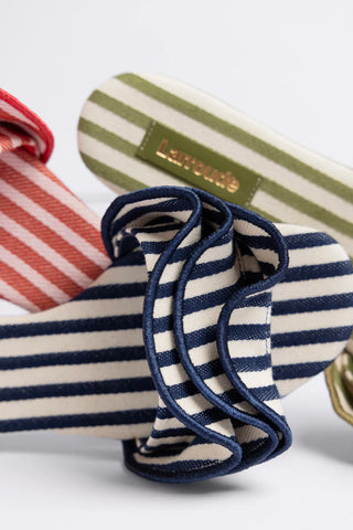 Flat Ivy Lona Listrado Azul e Babados — Larroudé