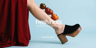 Fresh Picks: tamanco preto com salto de madeira, vestido vermelho e tomates sobre a perna.
