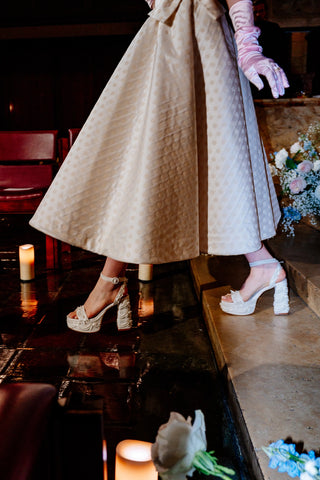 Larroudé x Tanner Fletcher: Sandália Dolly Cake&Lace Cetim Branco Sandal Larroudé x Tanner Fletcher