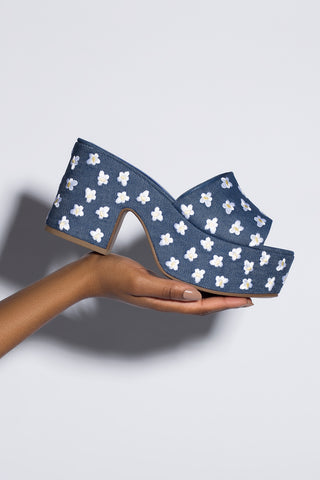 Mule Plataforma Miso Jeans Azul com Bordado Floral