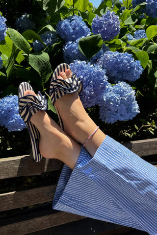 Flat Ivy Lona Listrado Azul e Babados — Larroudé