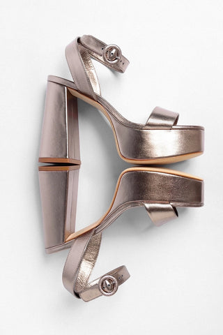 Sandália Plataforma Dolly Couro Dourado Sandal Larroudé