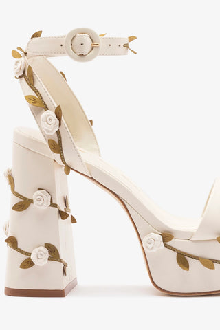 Larroudé x Tanner Fletcher: Sandália Dolly Rose Vines Couro Off White Sandal Larroudé x Tanner Fletcher
