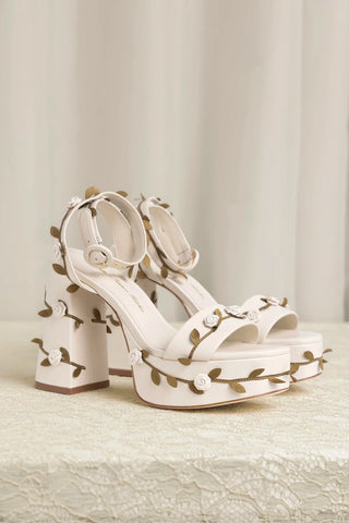Larroudé x Tanner Fletcher: Sandália Dolly Rose Vines Couro Off White Sandal Larroudé x Tanner Fletcher