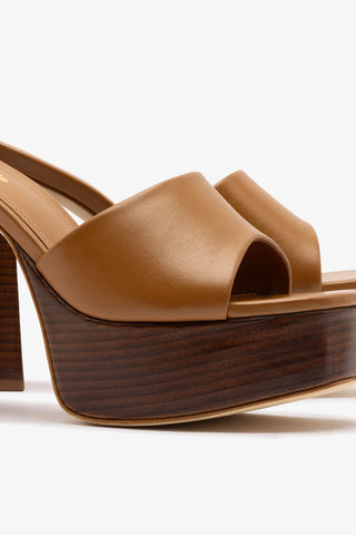 Mule Dolly Couro Caramelo Mule Larroudé