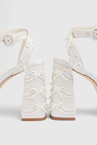Larroudé x Tanner Fletcher: Sandália Dolly Cake&Lace Cetim Branco Sandal Larroudé x Tanner Fletcher