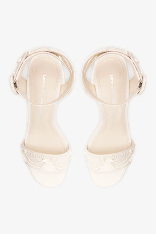Larroudé x Tanner Fletcher: Sandália Dolly Cake&Lace Cetim Branco Sandal Larroudé x Tanner Fletcher