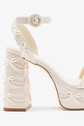 Larroudé x Tanner Fletcher: Sandália Dolly Cake&Lace Cetim Branco Sandal Larroudé x Tanner Fletcher