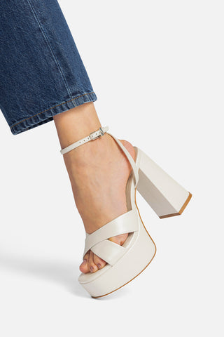 Sandália Plataforma Dolly X Couro Off White Sandal Larroudé