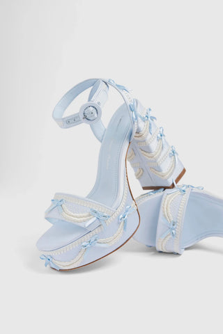 Larroudé x Tanner Fletcher: Sandália Dolly Cake&Lace Cetim Azul Sandal Larroudé x Tanner Fletcher