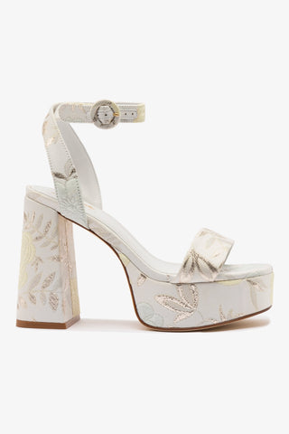 Larroudé x Markarian: Sandália Dolly Brocado Off White