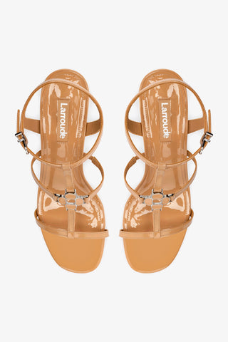 Sandália Hana Salto Bloco Couro Verniz Bege Sandal Larroudé