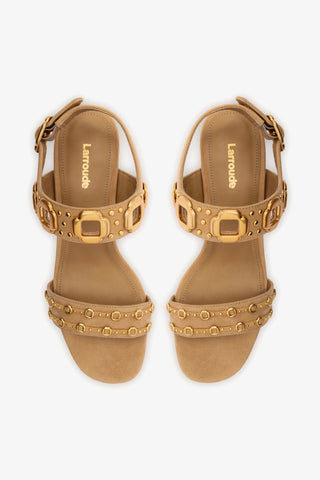 Sandália Salto Bloco Milan Camurça Caramelo e Tachas Dourado