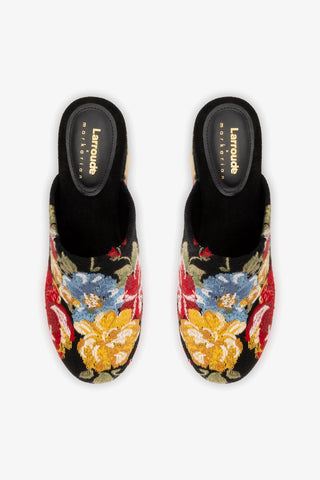 Larroudé x Markarian: Mule Clog Plataforma Miso Lã Preto e Bordado Floral