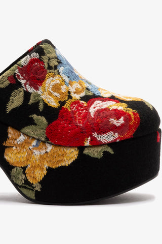 Larroudé x Markarian: Mule Clog Plataforma Miso Lã Preto e Bordado Floral