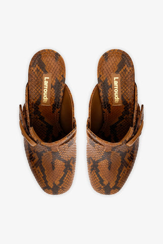 Mule Clog Dolly Verona Couro Cobra Marrom