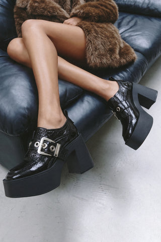 Mocassim Plataforma Stewart Couro Verniz Preto Loafer Larroudé