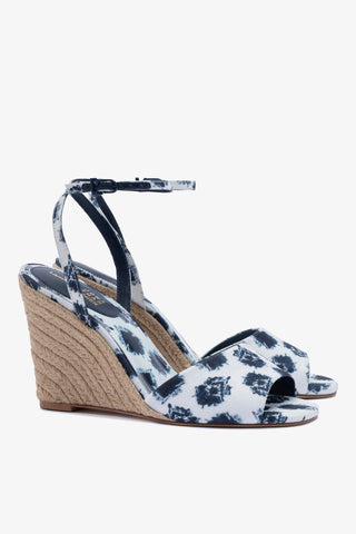 Larroudé x Jonathan Cohen: Sandália Anabela Yves Linho Estampado Branco e Azul