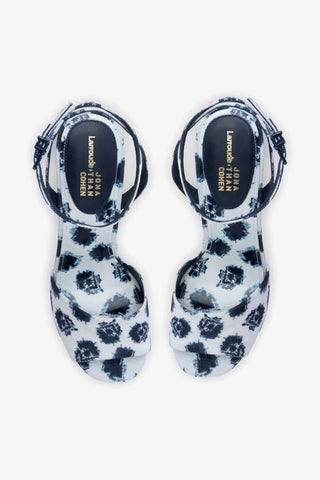 Larroudé x Jonathan Cohen: Sandália Anabela Yves Linho Estampado Branco e Azul