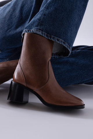 Bota Ricky Mini Couro Marrom Boot Larroudé