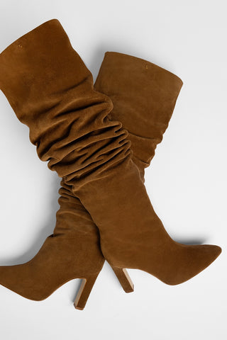 Bota Slouch Cindy Camurça Marrom Boot Larroudé