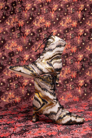 Larroudé x Markarian: Bota Alexis Brocado Estampado Dourado