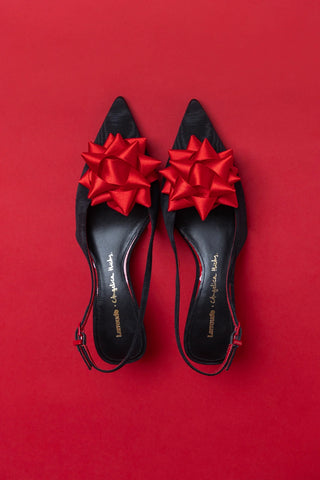Larroudé x Angelica Hicks: Slingback Bow Seda Preto e Cetim Vermelho