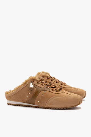 Mule Stella Camurça Caramelo Couro Marrom e Lã Natural